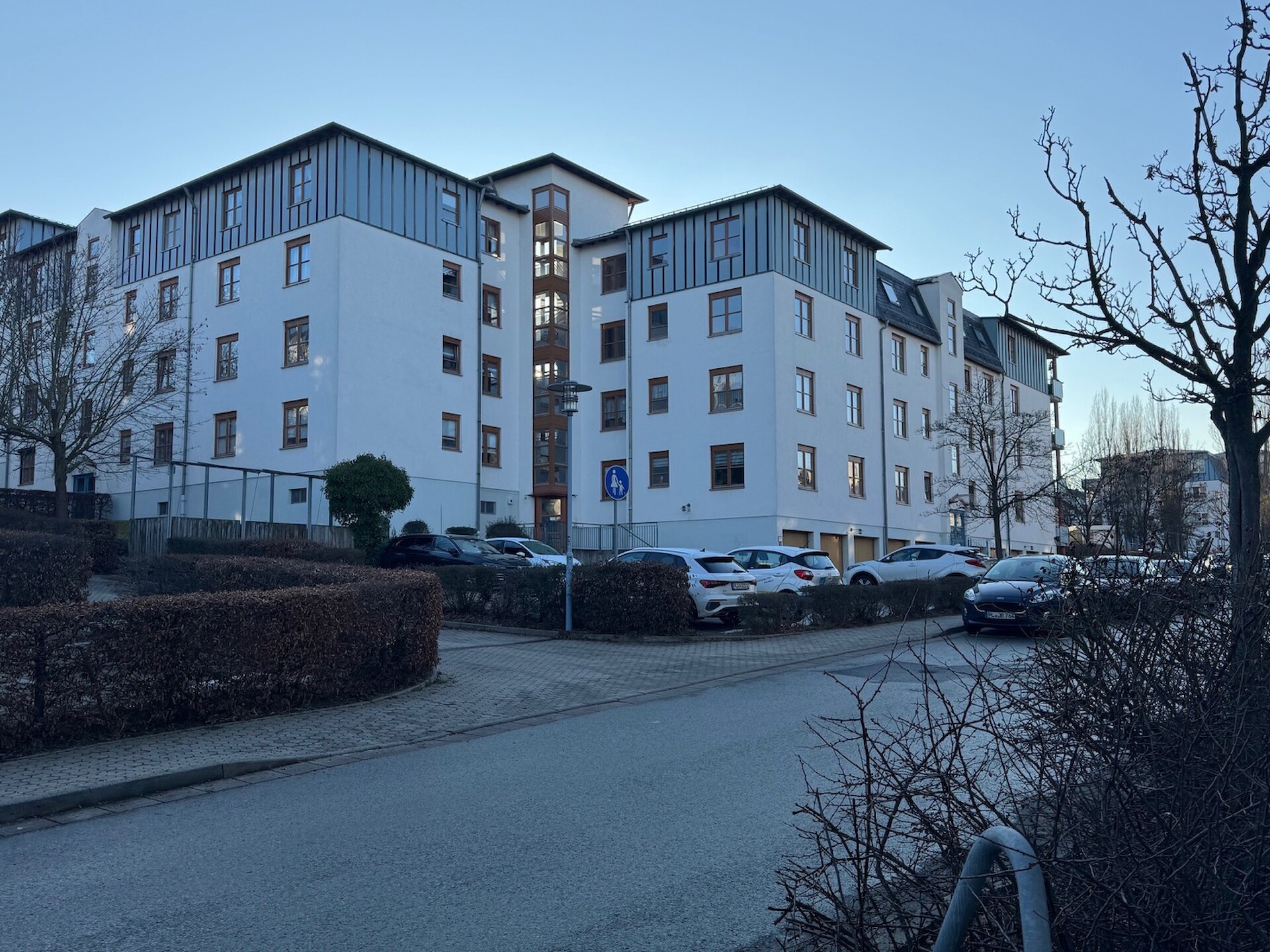 Haupteingang mit Parkpl&auml;tzen