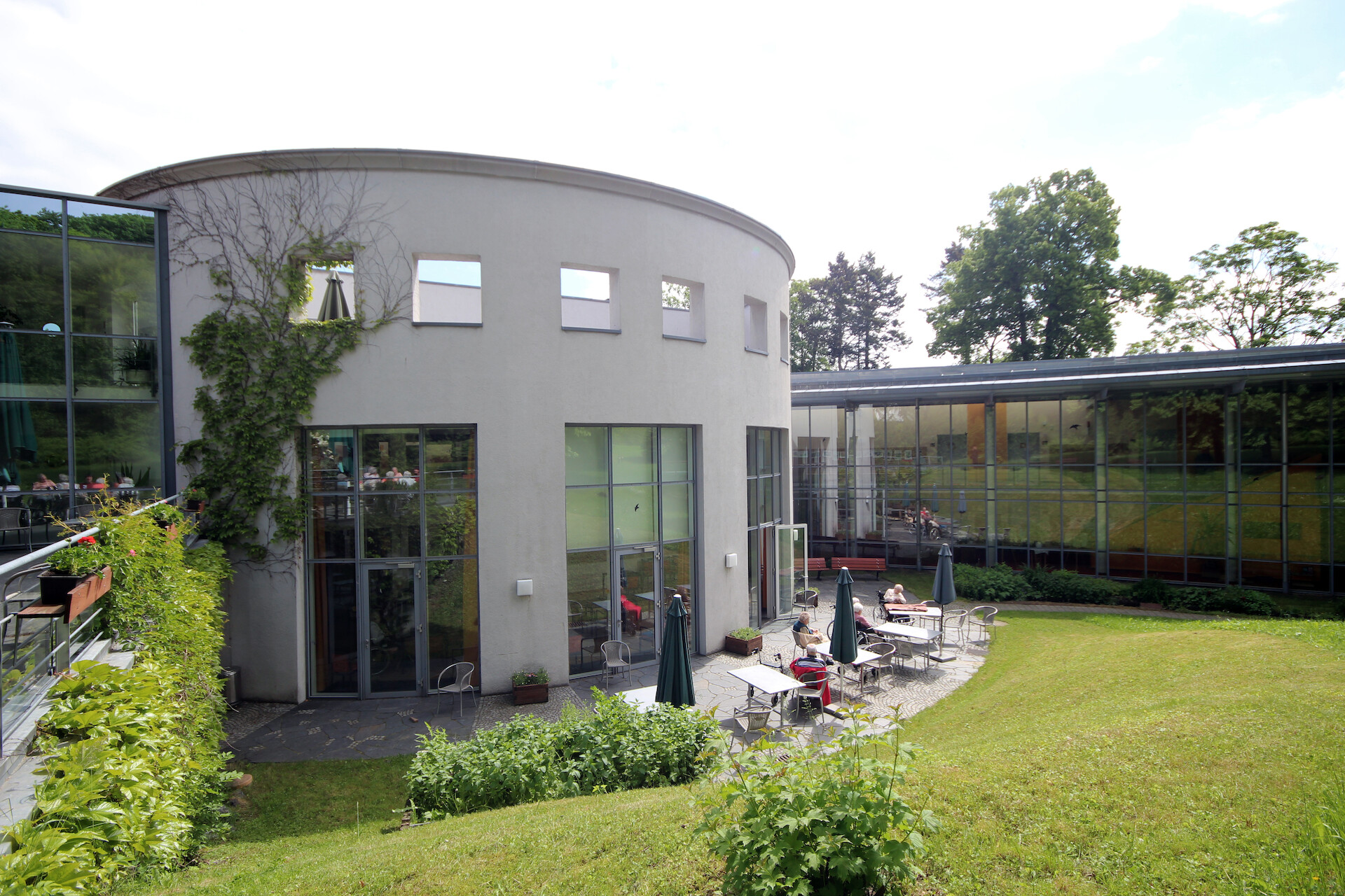 Rondell mit Mehrzweck und Au&szlig;enterrasse