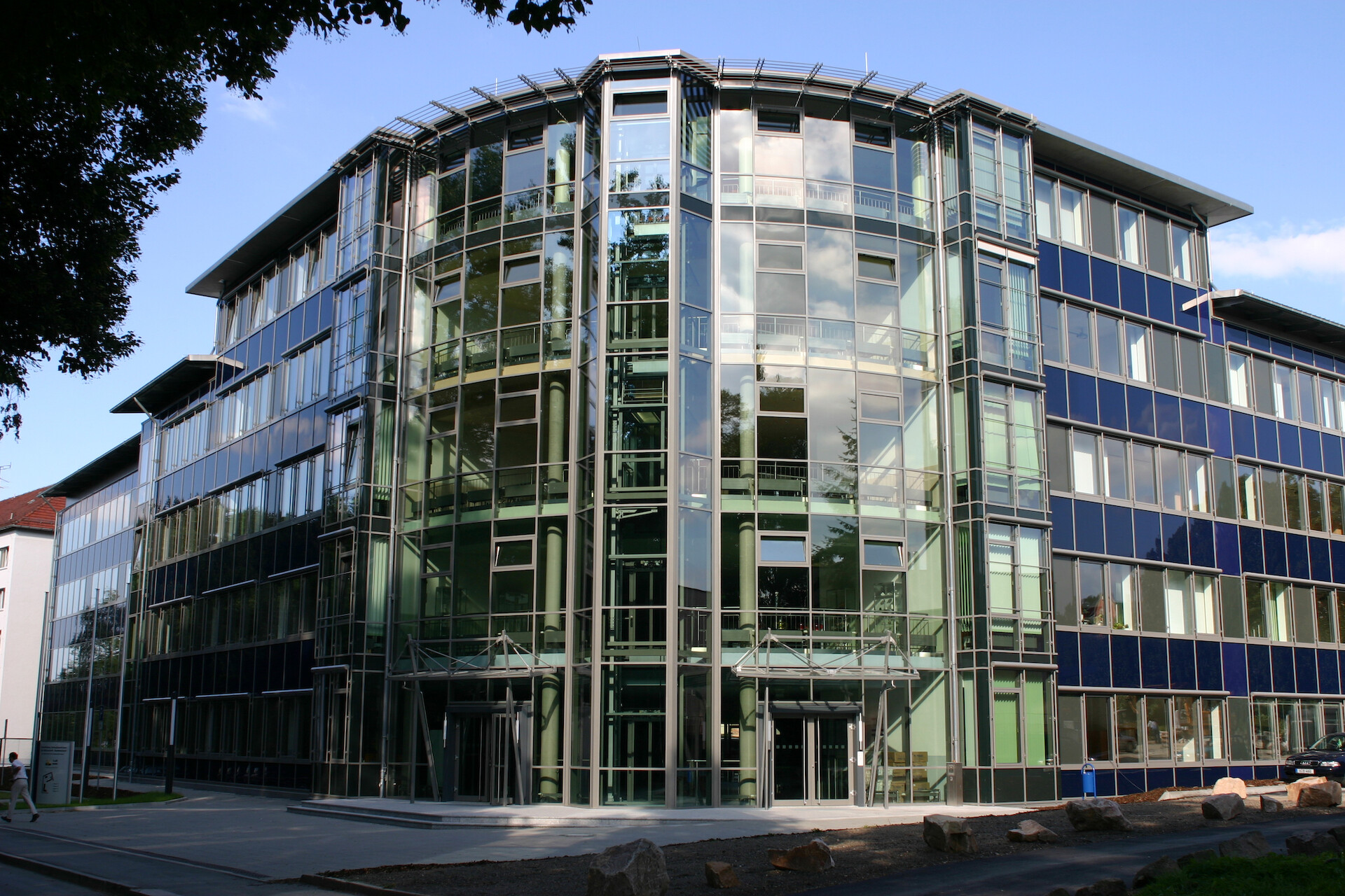 Stra&szlig;enseite mit Haupteingang