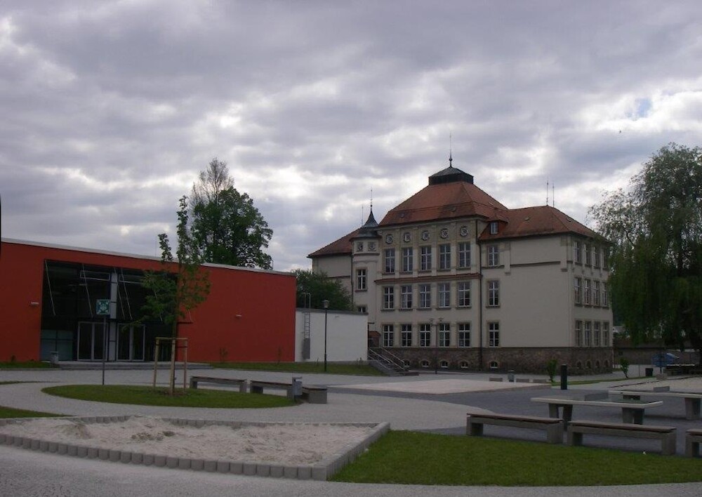 Bestandsgebäude (denkmalgeschütztes Gebäude) mit Erweiterungsbau (Verbinder)