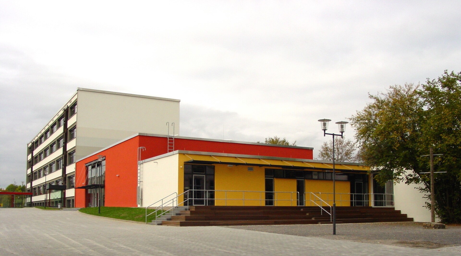 Bestandsgeb&auml;ude (Plattenbau) mit Erweiterungsbau (Verbinder)