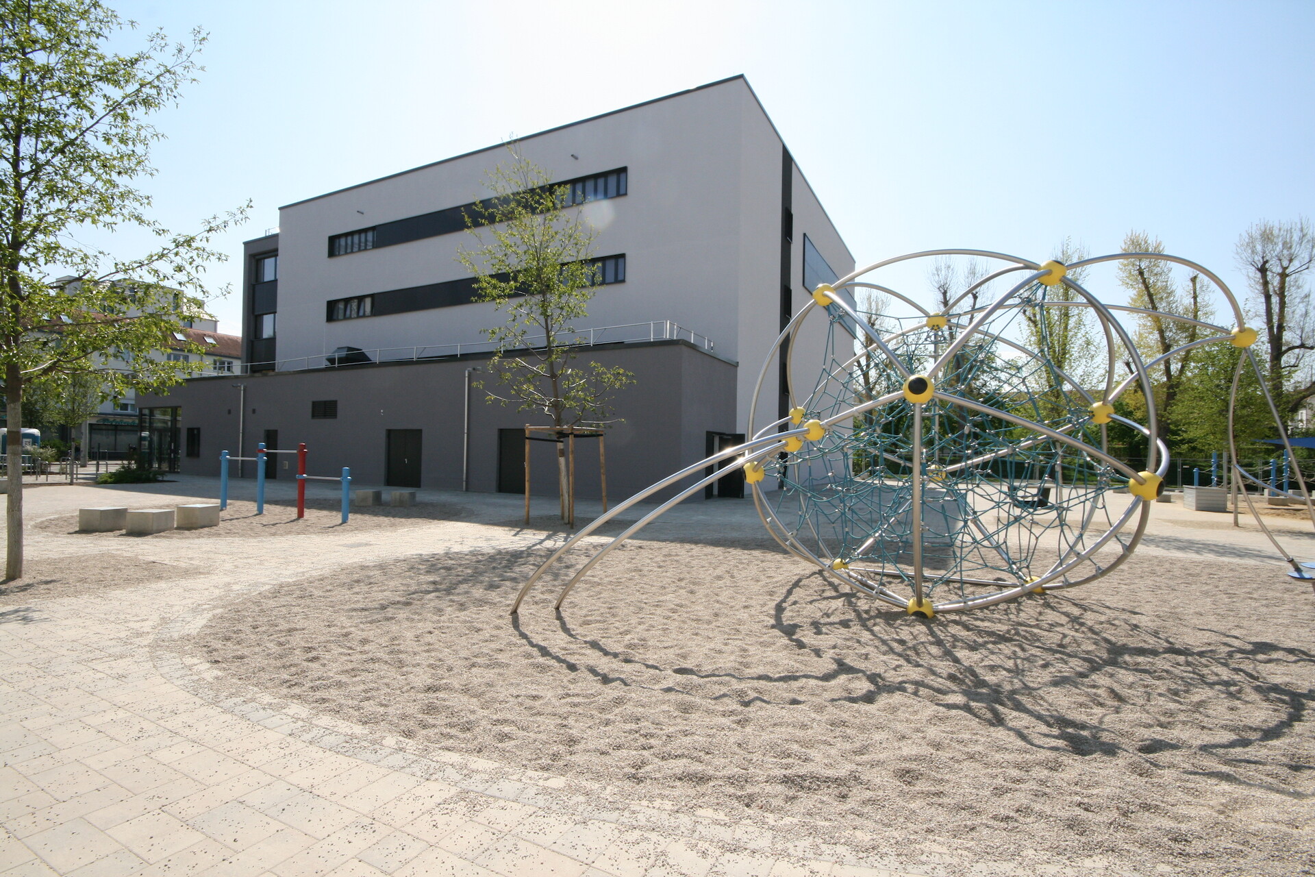 Hofbereich mit Au&szlig;enanlagen